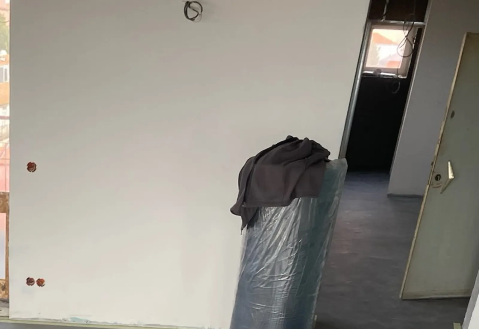 Parede preparada para microcimento numa obra em curso