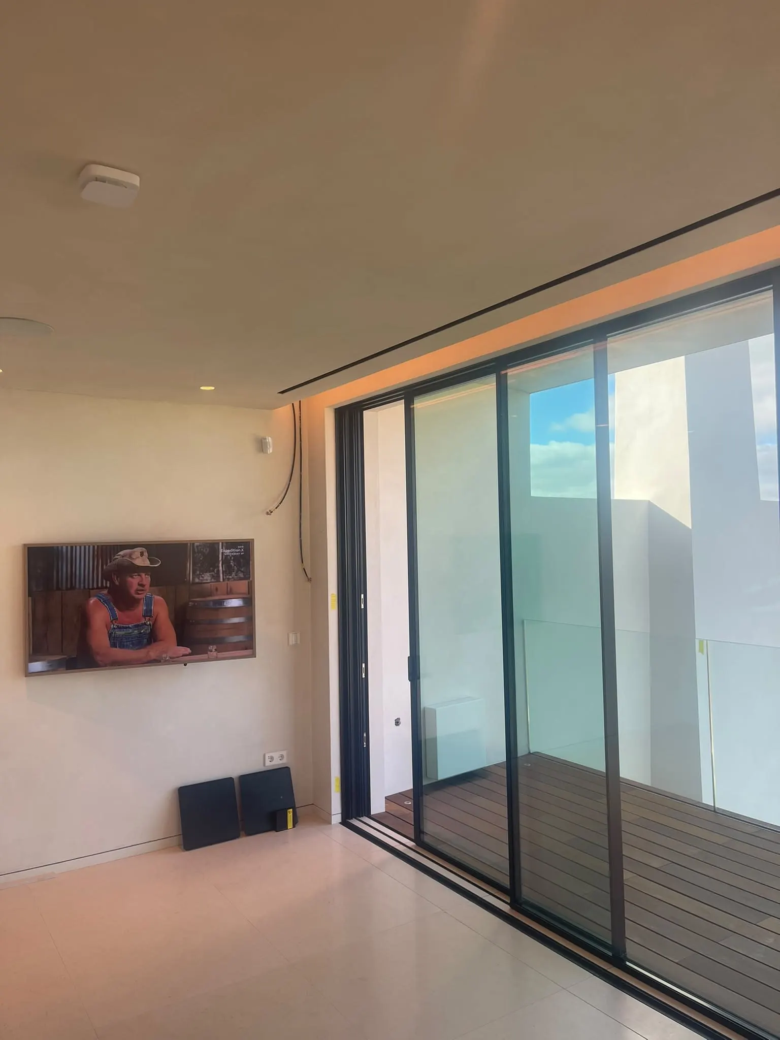 Quarto com porta de correr para o terraço e paredes lisas