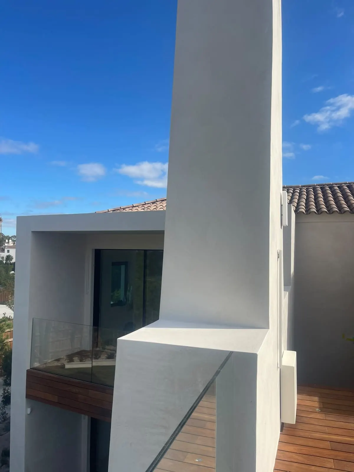 Volume branco da moradia contra o céu azul